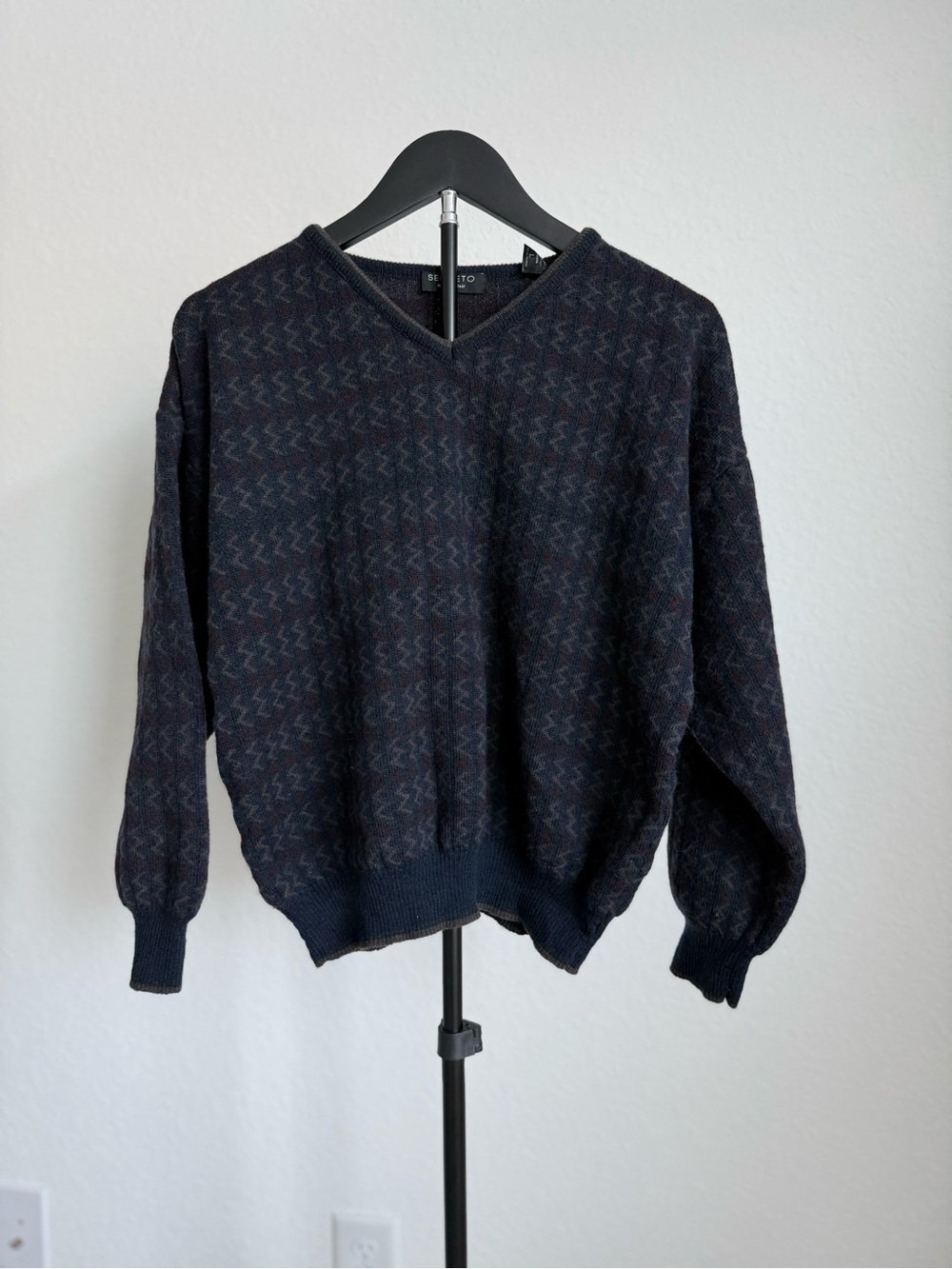 V-Neck Patterned Sweater in Navy - Segreto